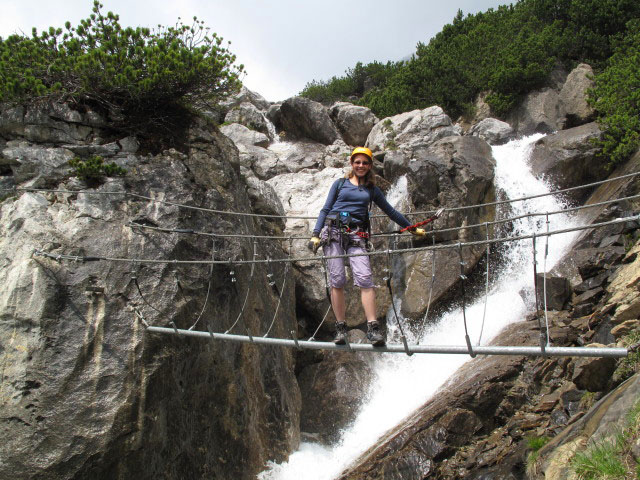 Wasserfall-Klettersteig: Kathrin auf der Br&uuml;cke