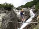 Wasserfall-Klettersteig: Kathrin auf der Brücke