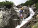 Wasserfall-Klettersteig: Kathrin auf der Brücke