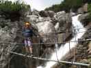 Wasserfall-Klettersteig: Katrhin auf der Brücke