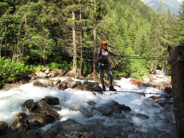 Stuibenfall-Klettersteig: Kathrin auf der Einstiegs-Seilbrücke