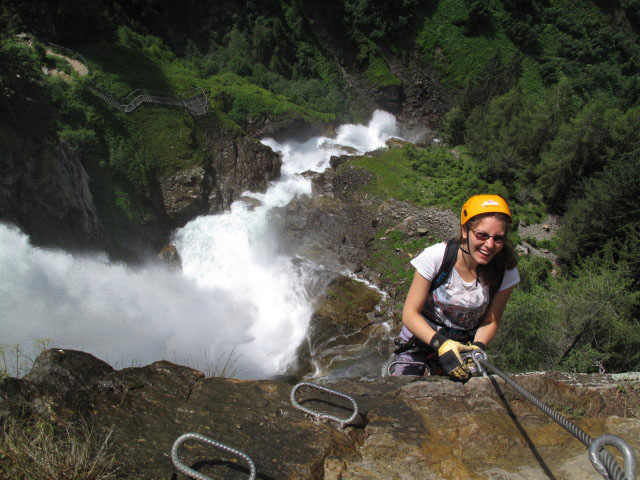 Stuibenfall-Klettersteig: Kathrin an der Wasserfallkante im zweiten Abschnitt