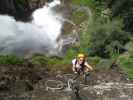 Stuibenfall-Klettersteig: Kathrin an der Wasserfallkante im zweiten Abschnitt