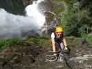 Stuibenfall-Klettersteig: Kathrin an der Wasserfallkante im zweiten Abschnitt