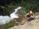 Stuibenfall-Klettersteig: Kathrin an der Wasserfallkante im zweiten Abschnitt