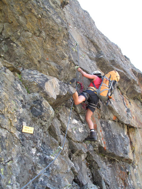 Schwärzenkamm-Klettersteig: Gudrun am Beginn der Sektion 1 (30. Juni)