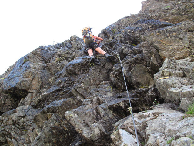 Schwärzenkamm-Klettersteig: Gudrun am Beginn der Sektion 6 (30. Juni)