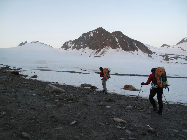 Christoph und Gudrun auf Weg 922 zwischen Hochwildehaus und Gurgler Ferner (1. Juli)