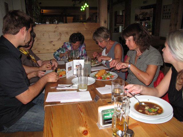 Markus, Oma, Oma, Mama, Eveline und Karoline im Flokal