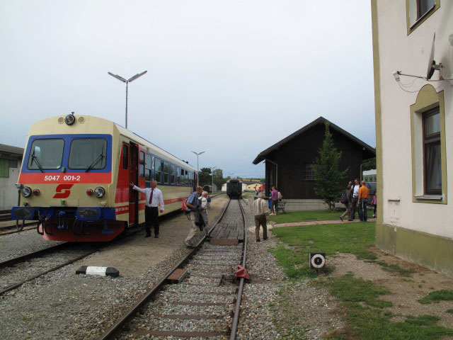 5047 001-2 im Bahnhof Ernstbrunn, 256 m