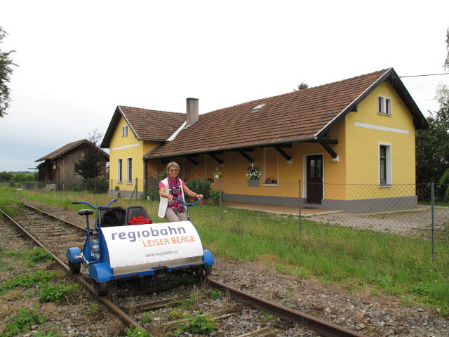 Mama im Bahnhof Niederleis