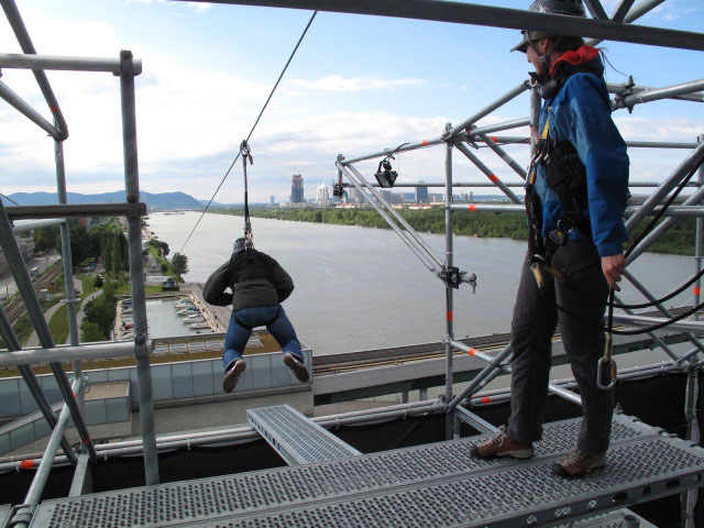 ? und ? am Flying Fox des Spider Rock Wien