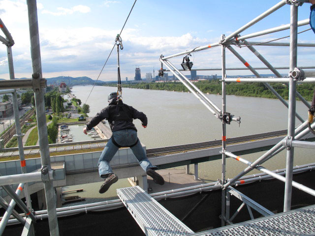 Andreas am Flying Fox des Spider Rock Wien