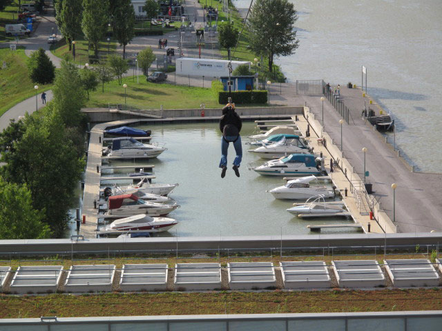 Carmen am Flying Fox des Spider Rock Wien