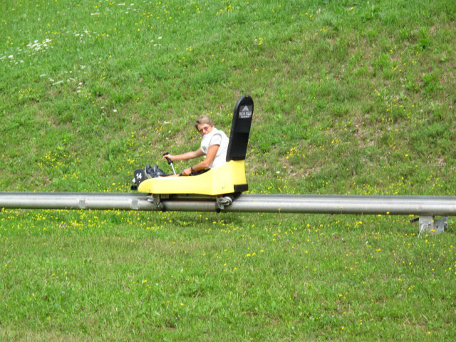Mama auf der Sommerrodelbahn