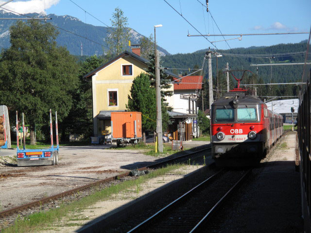 REX 3424 im Bahnhof Kainisch, 768 m