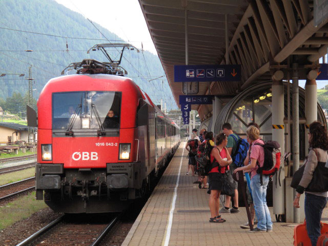 &Ouml;BB-EC 110 im Bahnhof Mallnitz-Obervellach, 1.182 m