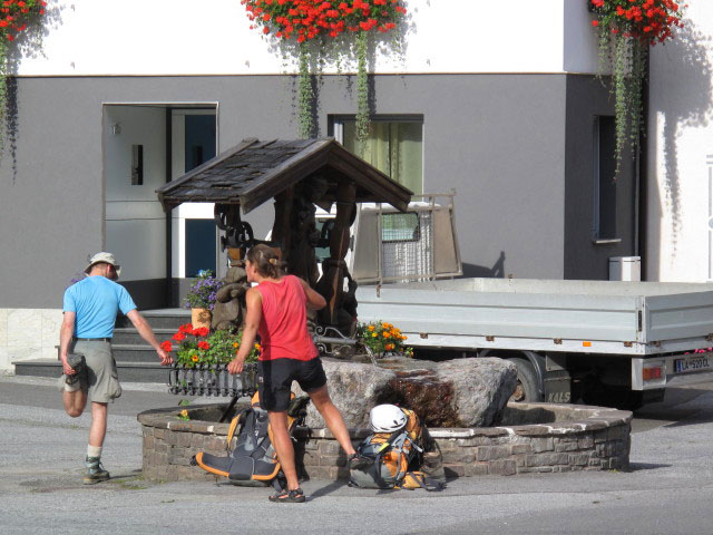 Christoph und Gudrun am Dorfplatz von Flirsch, 1.154 m (12. Aug.)