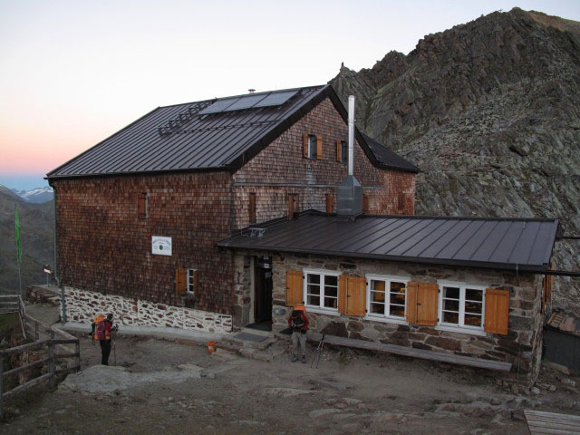 Gudrun und Christoph bei der Hildesheimer H&uuml;tte, 2.900 m (19. Aug.)