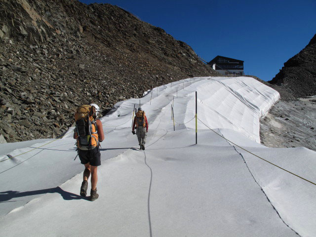 Gudrun und Christoph zwischen Restaurant Jochdohle und Bergstation der 8-Gondelbahn Schaufeljoch (19. Aug.)