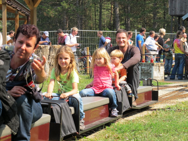Anja-Liv, Katja-Lin, Tim und Stefan in der Gartenbahn