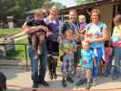 Alexander, Andreas, Marlies, Miguel, Axel, Naya, Kimo und Claudia bei der Gartenbahn