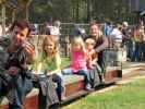 Anja-Liv, Katja-Lin, Tim und Stefan in der Gartenbahn