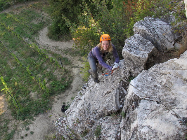 Gumpoldskirchner Klettersteig: Sabrina zwischen Querung und Umstieg