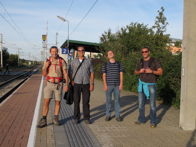 Ich, Wolfgang, Bernhard und ? im Bahnhof Gumpoldskirchen, 218 m