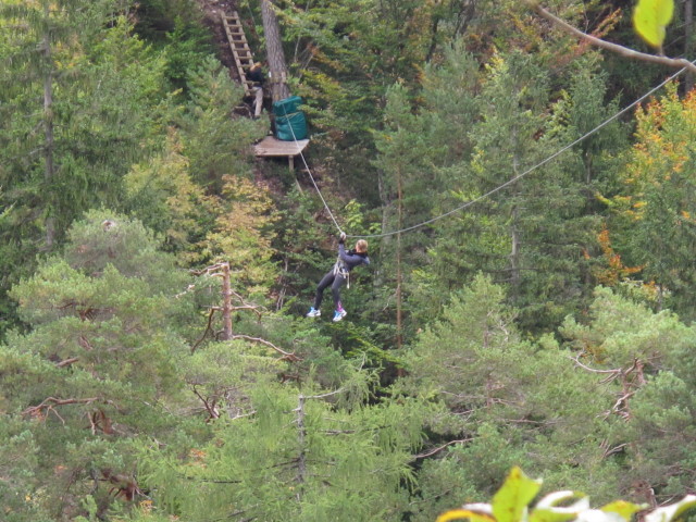 Daniela am Flying Fox 'Tschepparutsche' im Waldseilpark Tscheppaschlucht (29. Sep.)