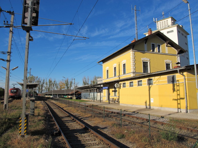 R 2246 im Bahnhof Hetzmannsdorf-Wullersdorf, 230 m