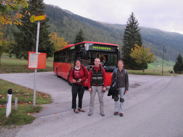 Gudrun, Christoph und Carmen in der Bushaltestelle Obernberg Waldesruh, 1.439 m