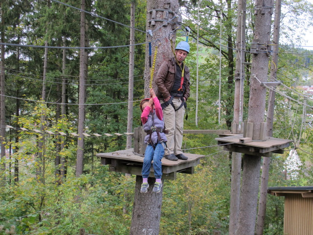 Daria und Walter im Parcours 'Marienk&auml;fer' im Kletterwald Buchenberg