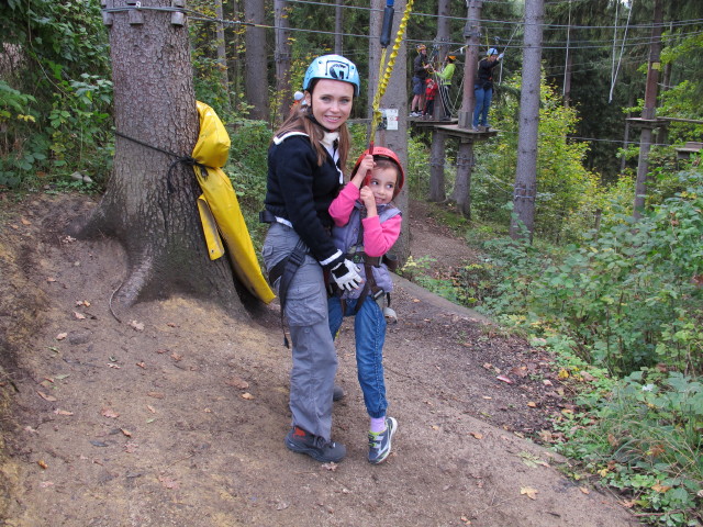 Diana und Daria am Ende des Parcours 'Marienk&auml;fer' im Kletterwald Buchenberg