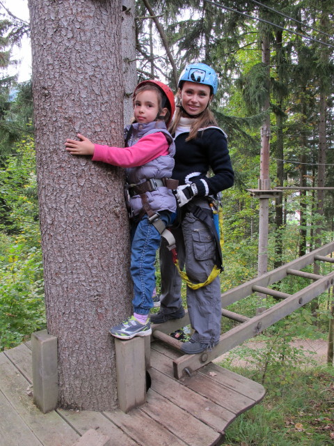 Daria und Diana am Beginn des Parcours 'Floh' im Kletterwald Buchenberg