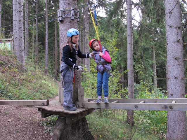 Diana und Daria am Beginn des Parcours 'Floh' im Kletterwald Buchenberg