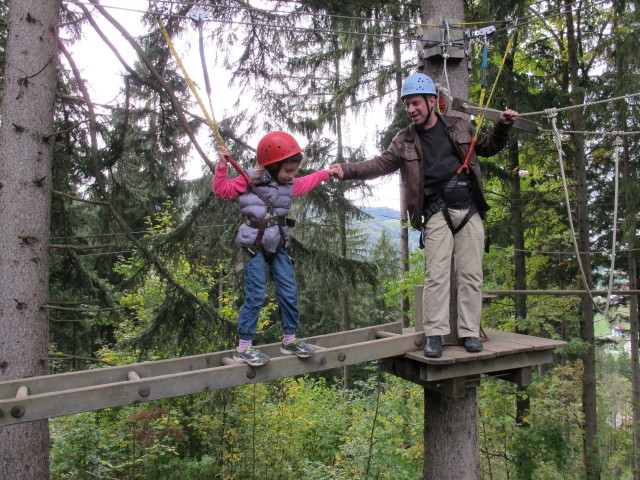 Daria und Walter im Parcours 'Floh' im Kletterwald Buchenberg
