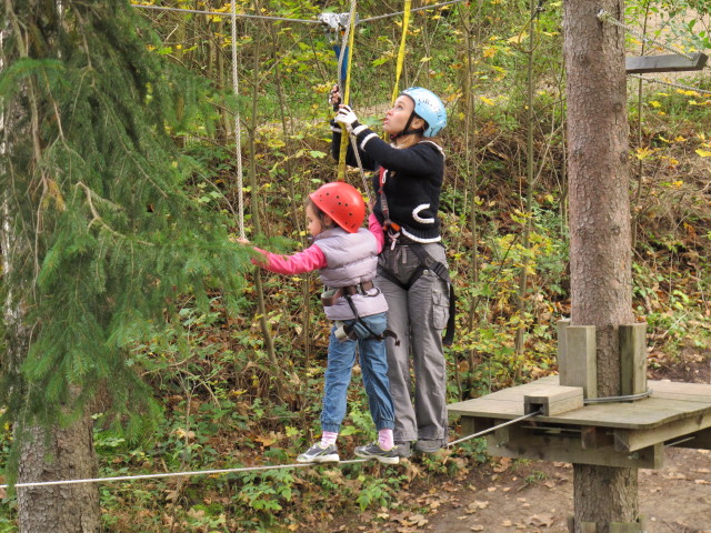 Daria und Diana im Parcours 'Floh' im Kletterwald Buchenberg