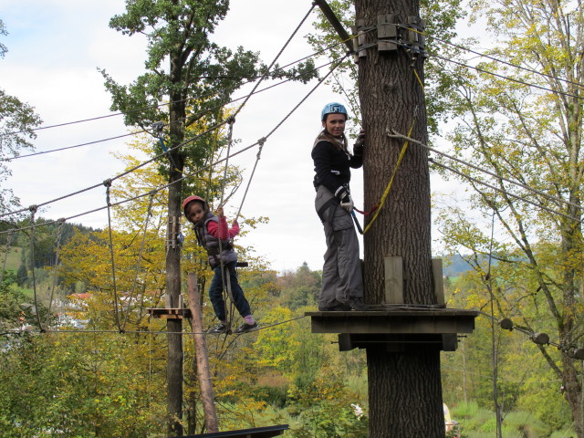 Daria und Diana im Parcours 'Blaumeise' im Kletterwald Buchenberg