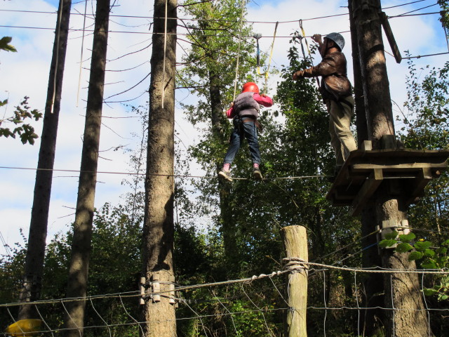 Daria und Walter im Parcours 'Blaumeise' im Kletterwald Buchenberg