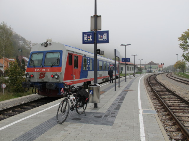 5047 051-7 als R 6682 im Bahnhof Weissenbach-Neuhaus, 354 m