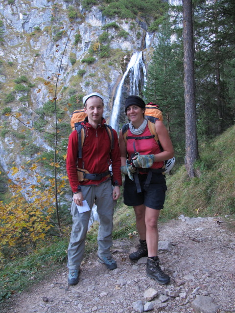 Christoph und Gudrun auf Weg 413 zwischen Buchau und Klettersteig 'Dalfazer Wasserfall' (20. Okt.)