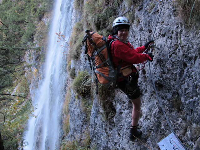 Klettersteig 'Dalfazer Wasserfall': Gudrun im Einstieg (20. Okt.)