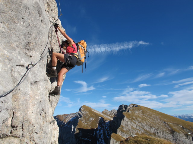 Hochiss-Klettersteig: Gudrun im Einstieg (20. Okt.)