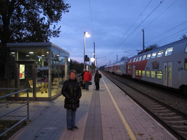 R 2346 in der Haltestelle Stillfried