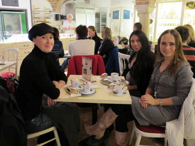 Carmen, Alis und Diana in der Backstube des Café Residenz