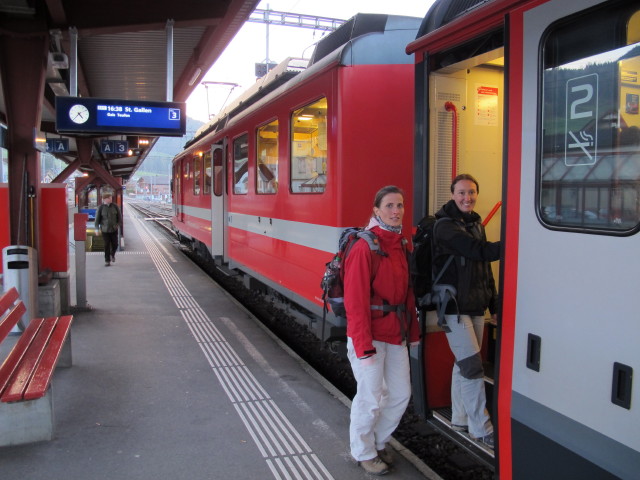 Romy und Carmen im Bahnhof Appenzell, 786 m