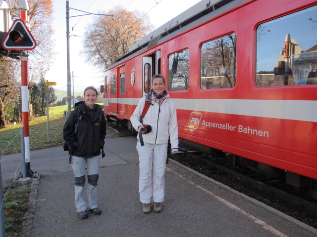 Carmen und Romy im Bahnhof Gontenbad, 887 m