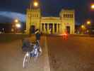 Julia am Königsplatz (24. Nov.)