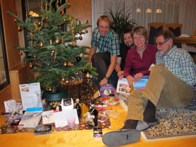 Markus, ich, Mama und Papa im Haus meiner Eltern (24. Dez.)